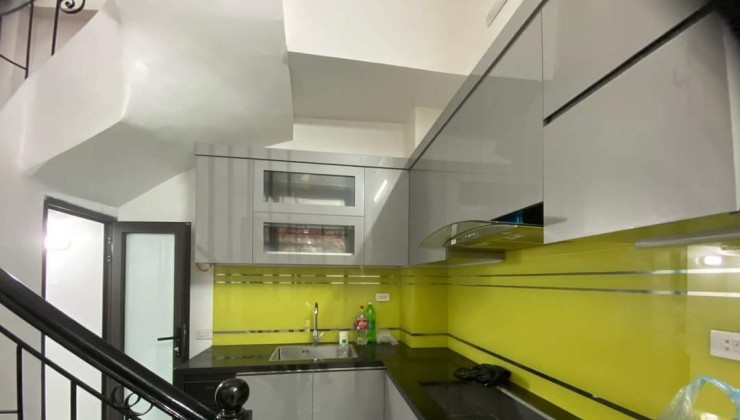 Cho ở nhóm 9 người Phố Khâm Thiên, 4 tầng, 30m2, 3 ngủ khép kín, 12 Triệu